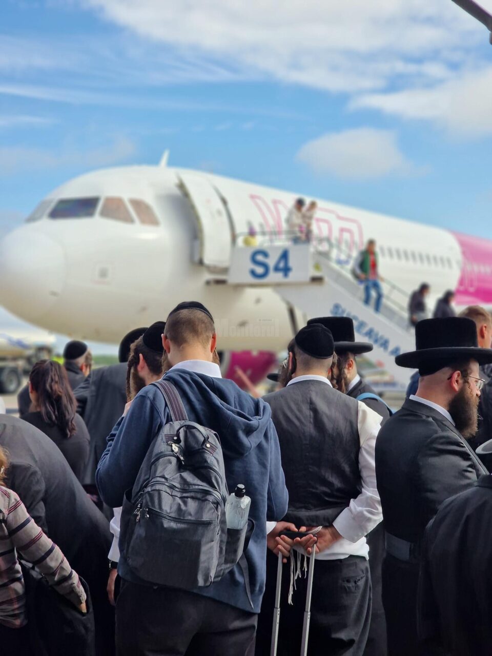 Peste 3.000 de pelerini evrei ultraortodocși tranzitează Aeroportul Suceava în aceste zile
