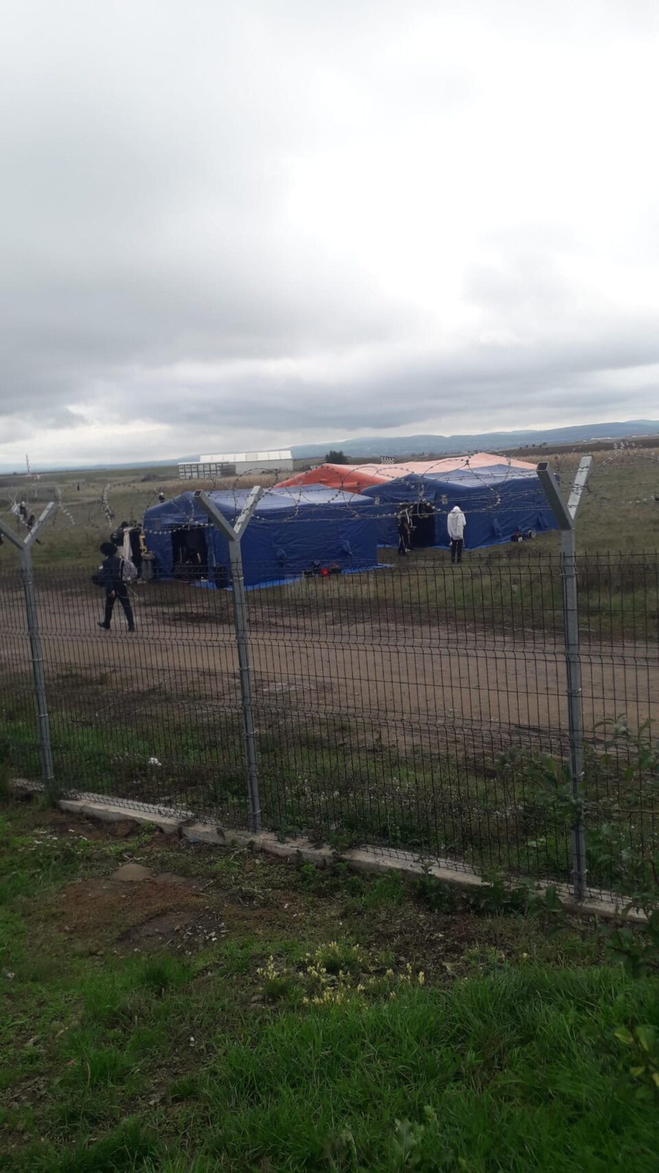 Corturi ridicate pentru evitarea supraaglomerării în incinta aeroportului