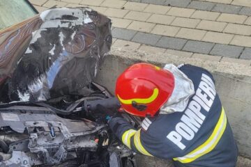 Șofer găsit încarcerat în mașina cu care a intrat într-un cap de pod