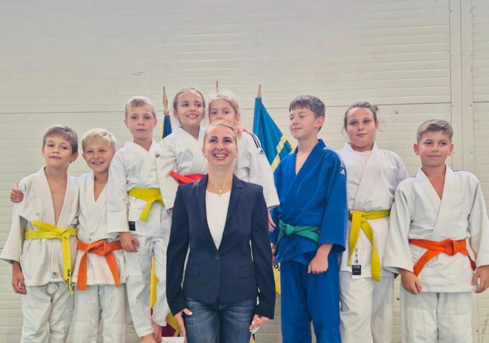 Marea campioană Alina Dumitru a onorat cu prezența concursul internațional de judo de la Todirești Marea campioană Alina Dumitru a onorat cu prezența concursul internațional de judo de la Todirești