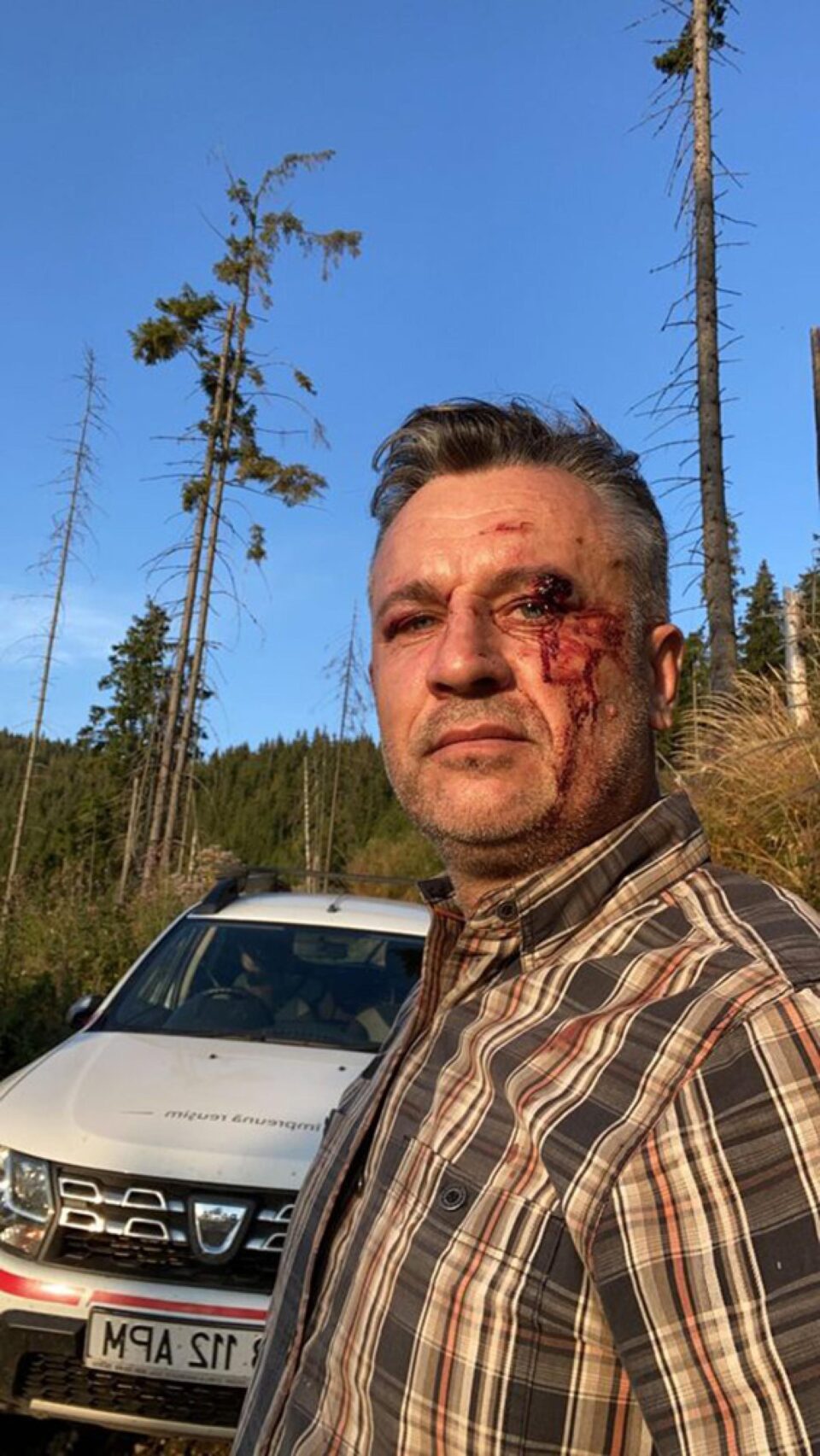 Activistul Tiberiu Boșutar, umilit în pădure de agresorii care l-au sechestrat FOTO Facebook Legea codrului Activistul Tiberiu Boșutar, umilit în pădure de agresorii care l-au sechestrat FOTO Facebook Legea codrului
