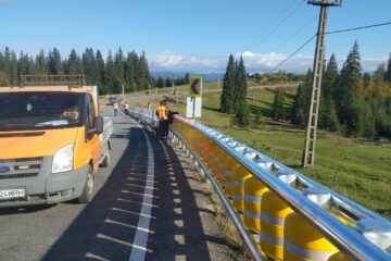 Parapetele din Pasul Tihuța montate în aceste zile