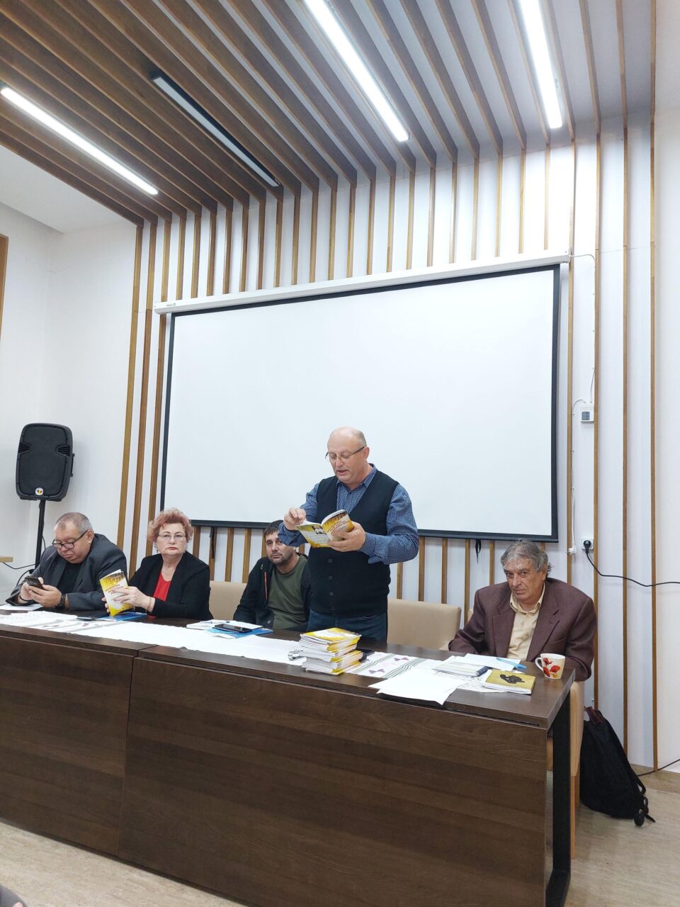 „Mașina cu poeți”. Foto: Valerian Bedrule