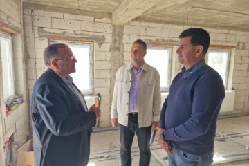 Gheorghe Flutur a verificat stadiul lucrărilor la locuintețel sociale pentru persoanele cu dizabilități care se construiesc în comuna Cacica