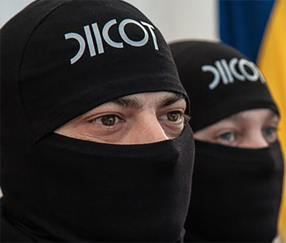 Un dealer care vindea droguri în Suceava cu tarife între 50 și 200 de lei gramul, „înhățat” după o anchetă de câteva luni Un dealer care vindea droguri în Suceava cu tarife între 50 și 200 de lei gramul, „înhățat” după o anchetă de câteva luni