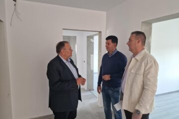 Gheorghe Flutur a verificat stadiul lucrărilor la locuințele sociale pentru persoanele cu dizabilități care se construiesc în comuna Cacica