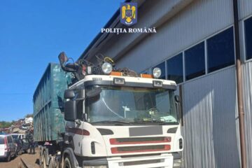 Bucățile de șină și alte elemente de fier au fost încărcate și transportate cu o autoutilitară