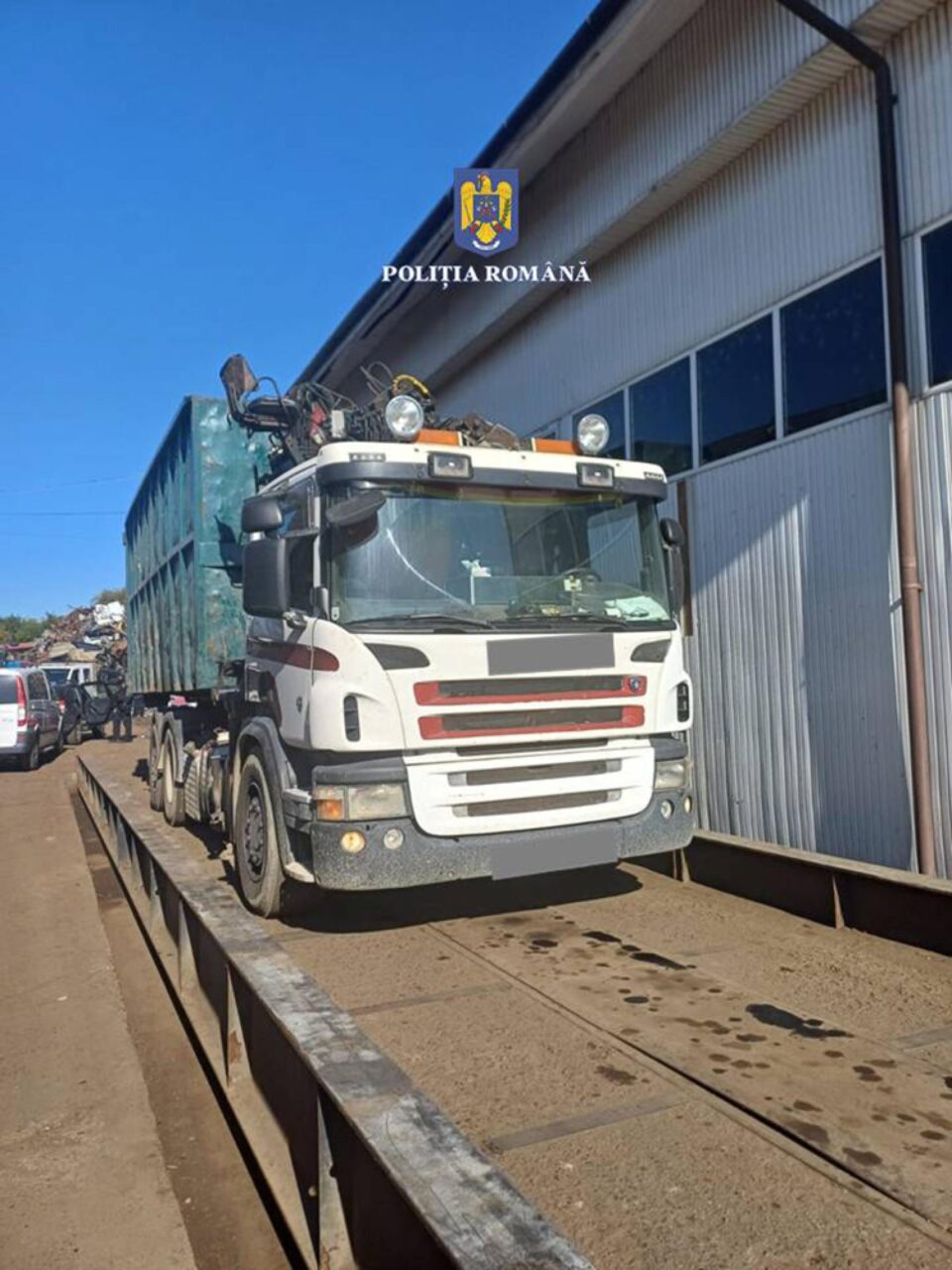 Bucățile de șină și alte elemente de fier au fost încărcate și transportate cu o autoutilitară Bucățile de șină și alte elemente de fier au fost încărcate și transportate cu o autoutilitară