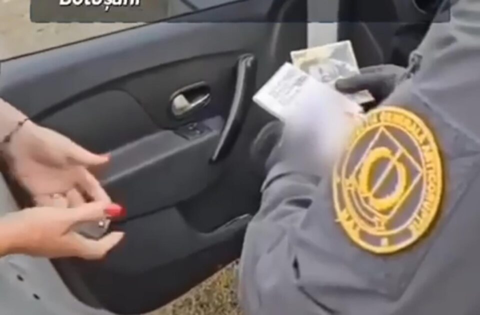 O suceveancă a fost înregistrată când încerca să mituiască doi polițiști cu suma de 200 de lei O suceveancă a fost înregistrată când încerca să mituiască doi polițiști cu suma de 200 de lei