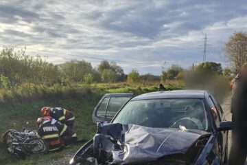 Impact violent între motocicletă și mașină