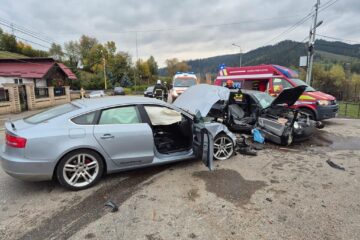 Răniți după ce au fost loviți de două mașini în intersecția în care șoferul nu s-a asigurat