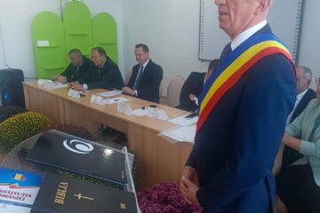 Primarul din Moara, Eduard Dziminschi, instalat pentru al treilea mandat, în prezența actualului și viitorului președinte al CJ Suceava