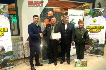 Cristian Hrehorciuc, reprezentantul Direcției Silvice Suceava, felicitat de directorul general al Romsilva, Marius - Dan Sîiulescu