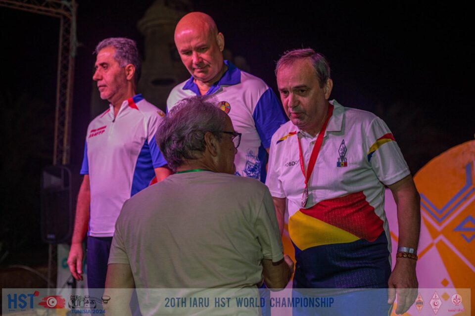 Ștefan Mancaș, primindu-și medalia