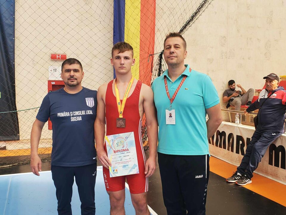 Dragoș Capră alături de antrenorii Andrei Bolohan și Daniel Ciubotaru