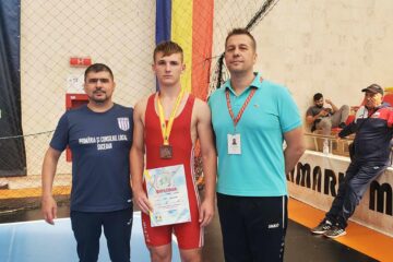 Dragoș Capră alături de antrenorii Andrei Bolohan și Daniel Ciubotaru