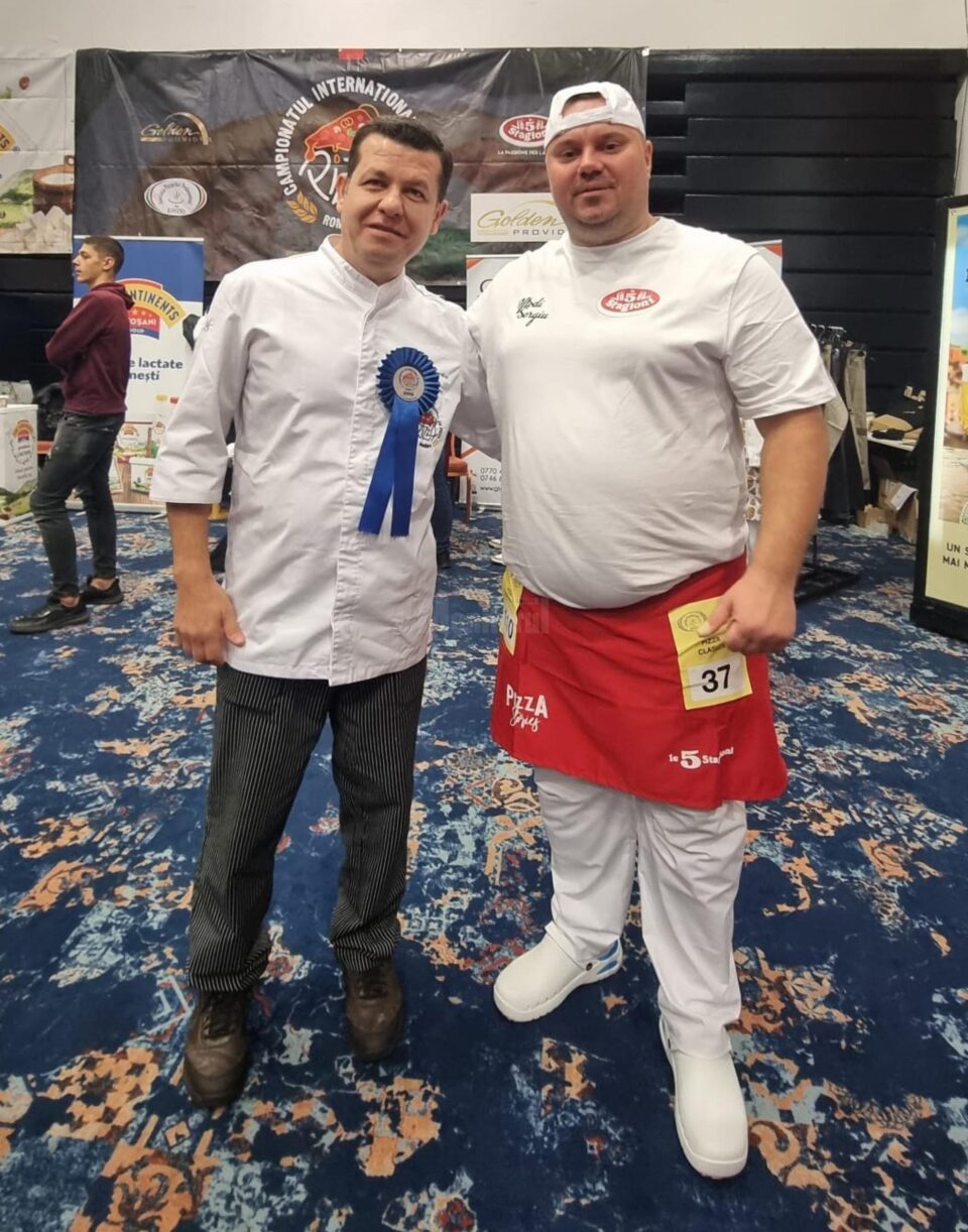 Un membru al juriului concursului internațional, cu Sergiu Iftodi, managerul pizzeriei Industrial Pizza din Suceava