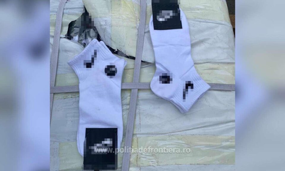 Haine contrafăcute în valoare de peste 2 milioane de euro, confiscate în PTF Siret din 3 autotrenuri