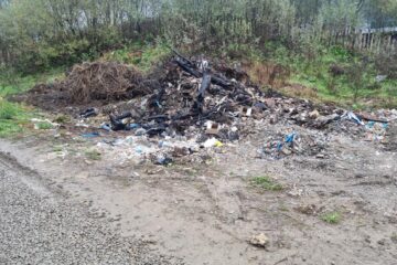 Primăria Vatra Moldoviței, amendată pentru că nu a salubrizat o zonă cu gunoaie, în ciuda notificării Gărzii de Mediu