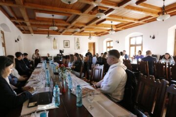 Peste 50 de medici participă la Mănăstirea Voroneț la simpozionul „Îmbătrânirea întru bucurie – Respir în Bucovina”