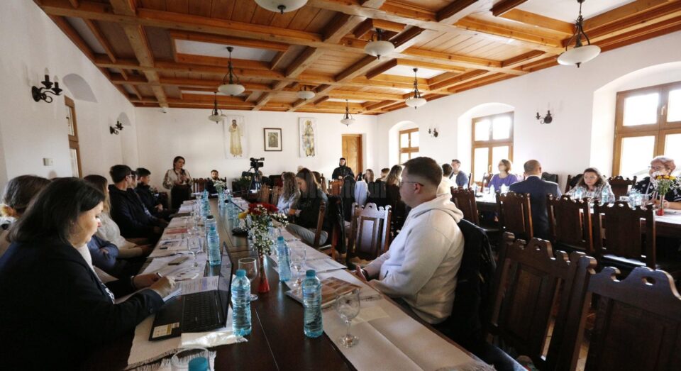 Peste 50 de medici participă la Mănăstirea Voroneț la simpozionul „Îmbătrânirea întru bucurie – Respir în Bucovina”