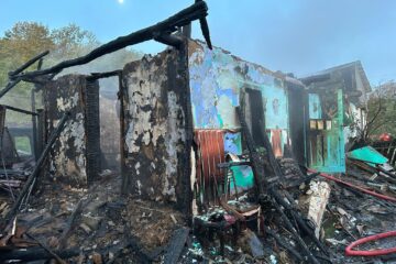 Casa în care se aflau cei doi frați a ars violent