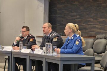 Bogdan Onuțu, de la Biroul de Siguranță Școlară (mijloc), la intalnirea cu directorii de scoli