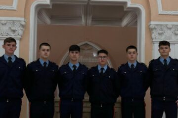 Colegi din prima zi de clasă pregătitoare