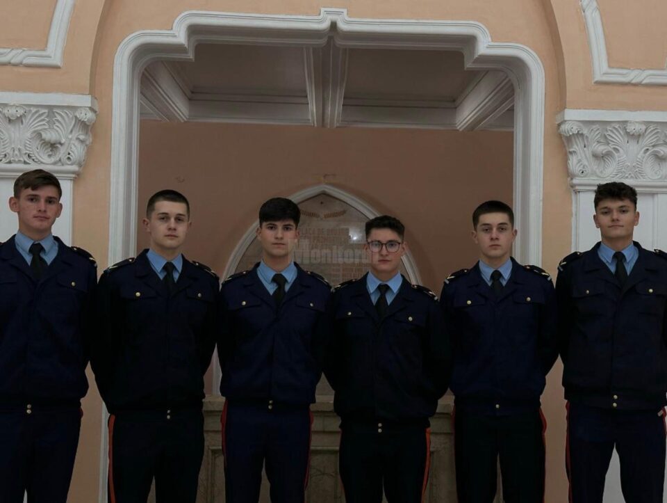 Colegi din prima zi de clasă pregătitoare