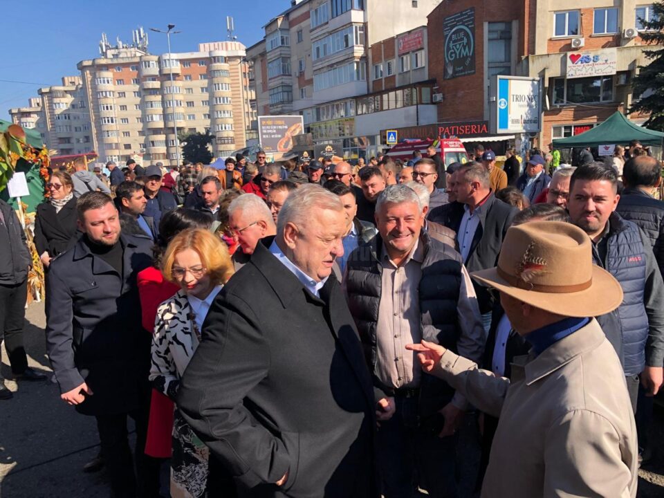 Senatorul Ioan Stan a discutat cu pomicultorii de la Târgul Mărului de la Fălticeni despre politica de subvenții în agricultură Senatorul Ioan Stan a discutat cu pomicultorii de la Târgul Mărului de la Fălticeni despre politica de subvenții în agricultură