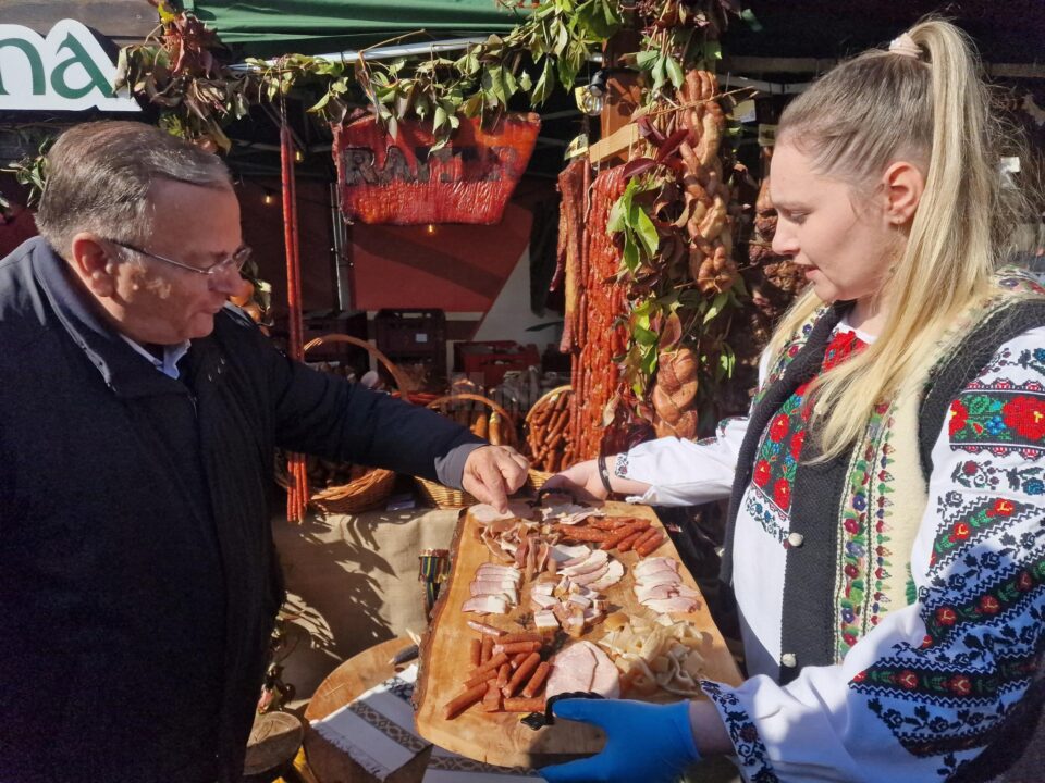 Târgul Mărului de la Fălticeni a fost vizitat, sâmbătă, de președintele în exercițiu al Consiliului Județean Suceava, Gheorghe Flutur