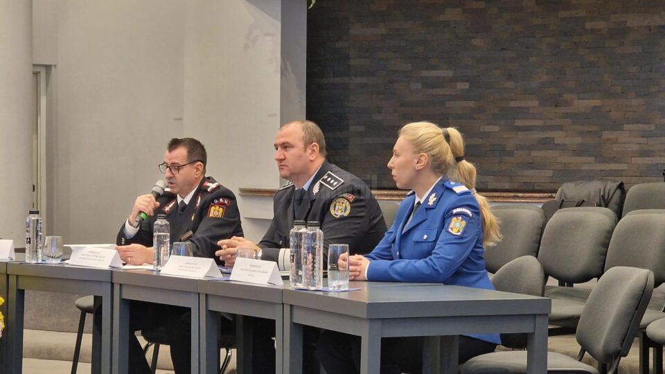 Bogdan Onuțu, de la Biroul de Siguranță Școlară (mijloc), la întâlnirea cu directorii de școli Bogdan Onuțu, de la Biroul de Siguranță Școlară (mijloc), la întâlnirea cu directorii de școli