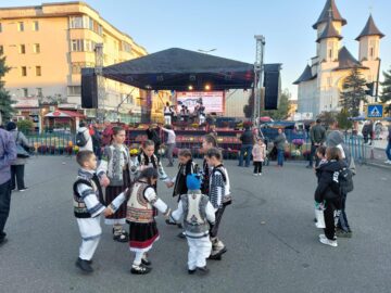 Pe lângă expozițiile pomicole și comerciale, vizitatorii târgului au avut parte și de spectacole folclorice și artistice