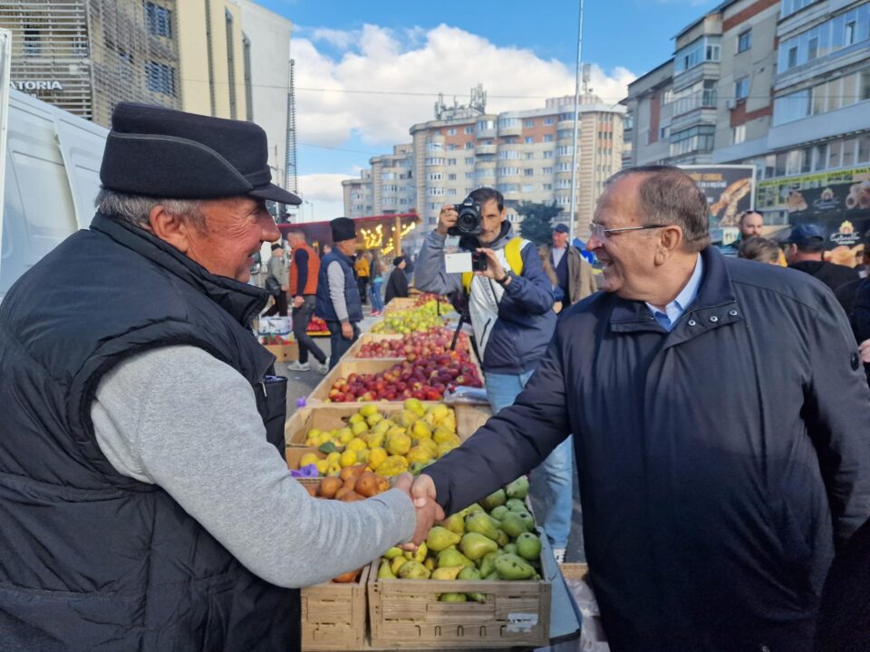 Târgul Mărului de la Fălticeni a fost vizitat, sâmbătă, de președintele în exercițiu al Consiliului Județean Suceava, Gheorghe Flutur