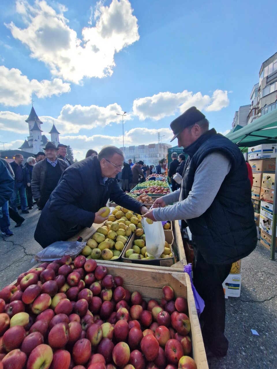 Târgul Mărului de la Fălticeni a fost vizitat, sâmbătă, de președintele în exercițiu al Consiliului Județean Suceava, Gheorghe Flutur