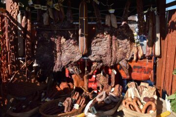 La târg au participat și producători de lactate și carne, patiseri și brutari, membri ai Asociației „Produs în Bucovina”, apicultori, meșteri populari