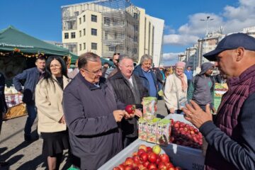 Târgul Mărului de la Fălticeni a fost vizitat, sâmbătă, de președintele în exercițiu al Consiliului Județean Suceava, Gheorghe Flutur
