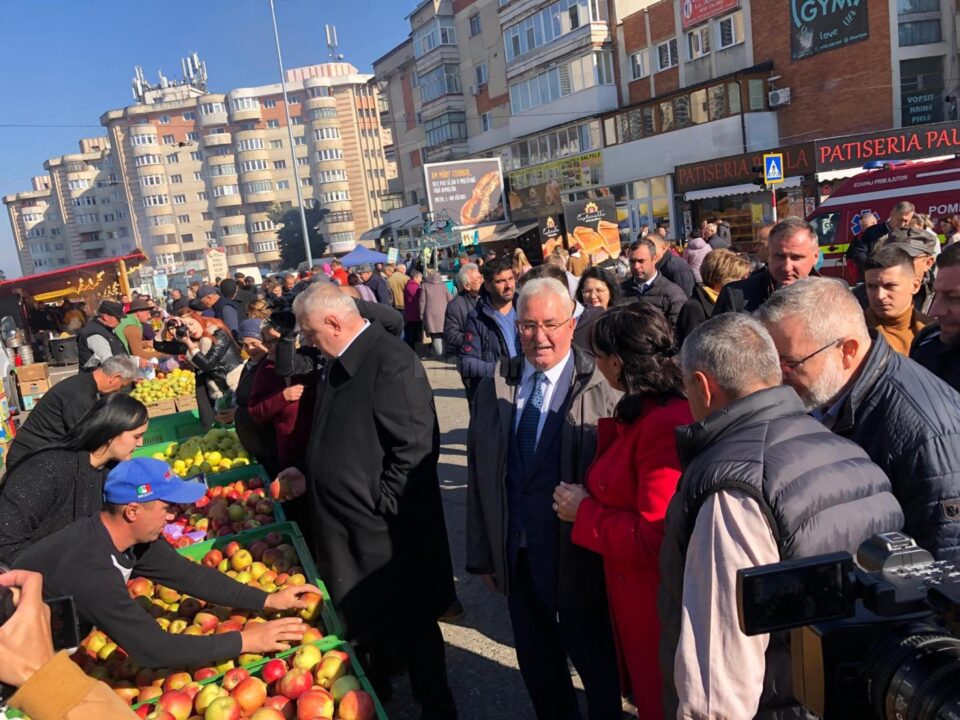 Ion Lungu, umăr la umăr cu echipa PSD, la Târgul Mărului de la Fălticeni