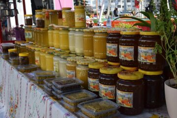La târg au participat și producători de lactate și carne, patiseri și brutari, membri ai Asociației „Produs în Bucovina”, apicultori, meșteri populari