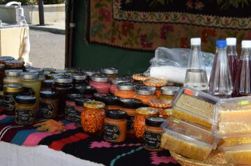 La târg au participat și producători de lactate și carne, patiseri și brutari, membri ai Asociației „Produs în Bucovina”, apicultori, meșteri populari