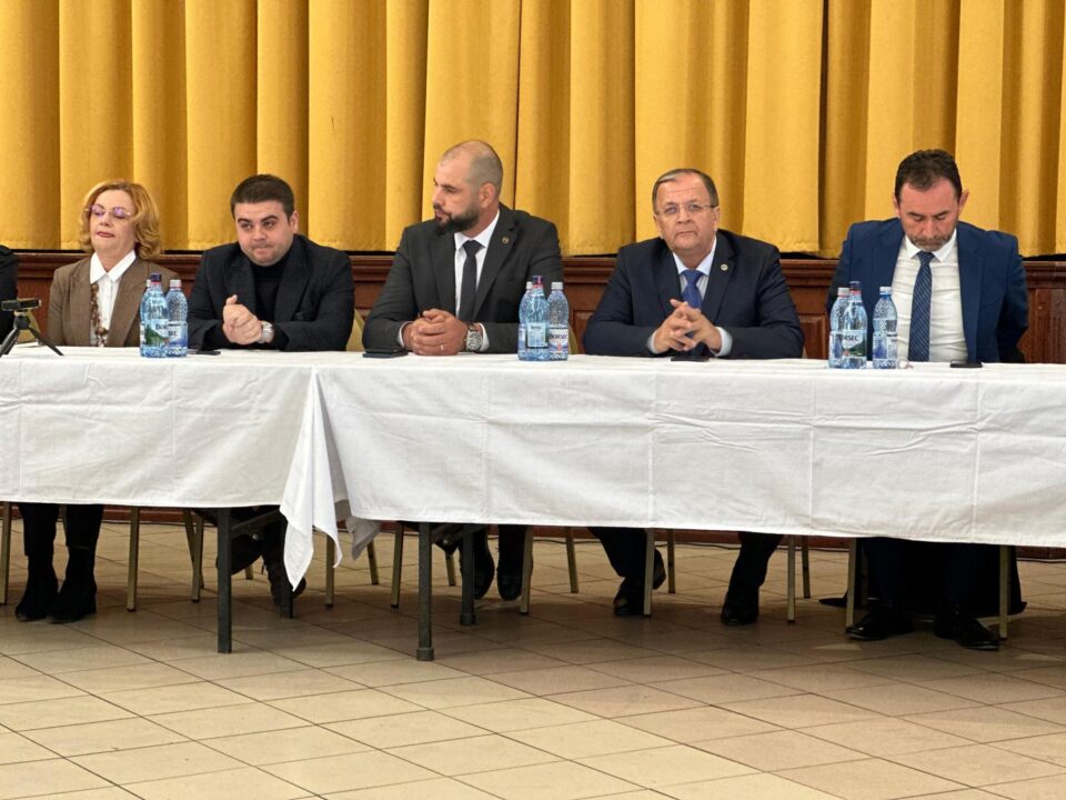 La învestirea noului primar de la Botoșana, Andrei Sticleț, de la PMP, au participat ambii președinți ai Consiliului Județean Suceava, Gheorghe Flutur și Gheorghe Șoldan La învestirea noului primar de la Botoșana, Andrei Sticleț, de la PMP, au participat ambii președinți ai Consiliului Județean Suceava, Gheorghe Flutur și Gheorghe Șoldan