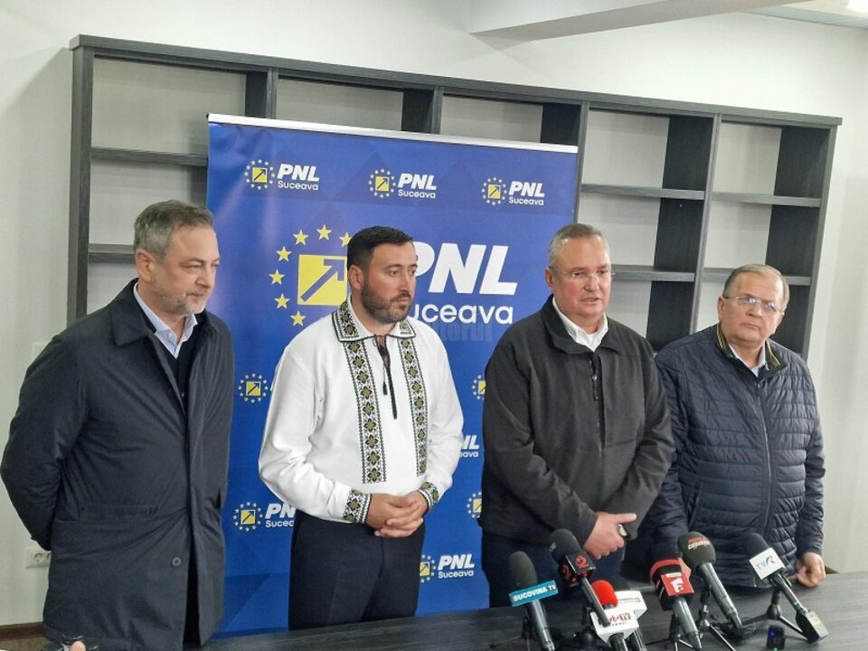 Gheorghe Flutur alături de Nicolae Ciucă la vizita pe care acesta a făcut-o săptămâna trecută în comuna Horodnic de Sus Gheorghe Flutur alături de Nicolae Ciucă la vizita pe care acesta a făcut-o săptămâna trecută în comuna Horodnic de Sus