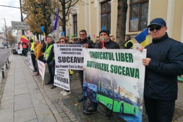 Reprezentanți ai Sindicatului Liber ”Autobuzul”, din cadrul TPL Suceava, prezenți în stradă, alături de colegii din țară
