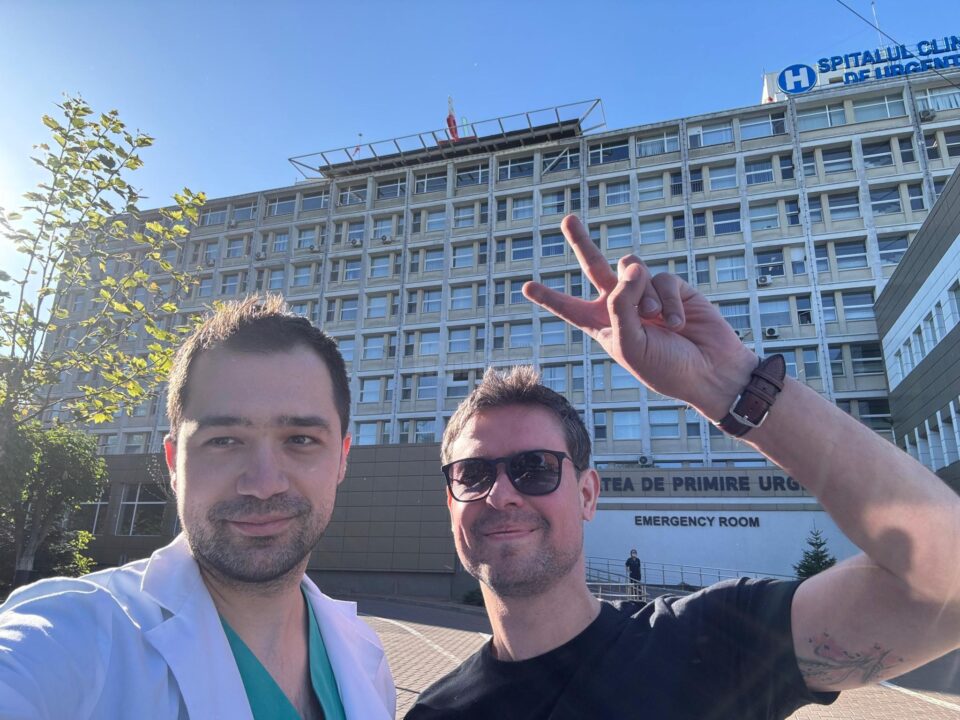 Dr. Gabriel Mircea și dr. Cătălin Lulciuc, de Paști, în 2024, așteptând elicopterul cu un pacient cu AVC trimis de la Cluj