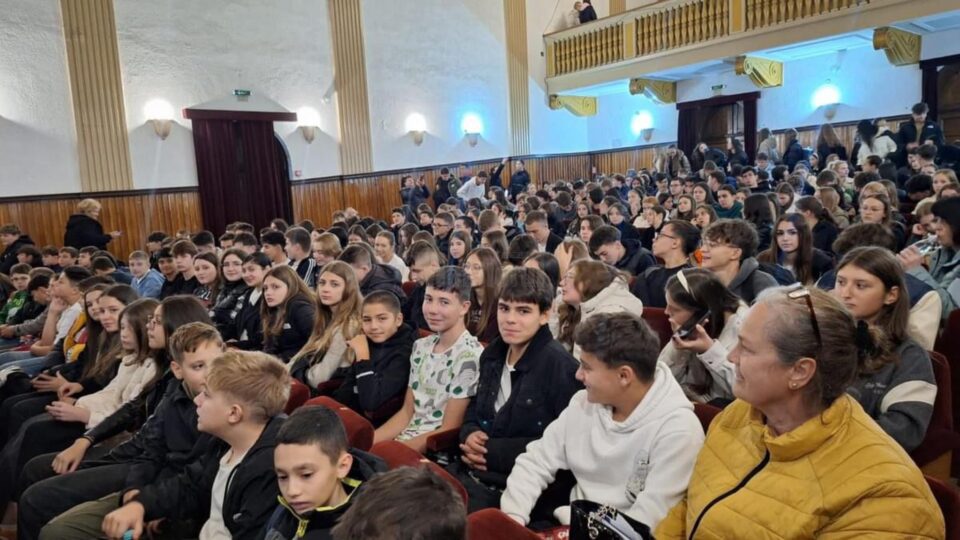 Prelegeri despre riscurile consumului de droguri, pentru elevii de la Colegiul Hurmuzachi