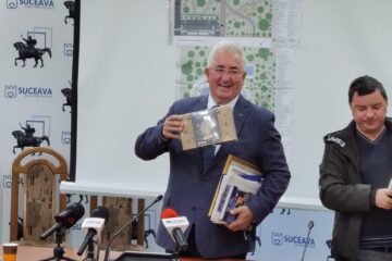 Ion Lungu a primit de la jurnaliști un puzzle din care să construiască o roată panoramică