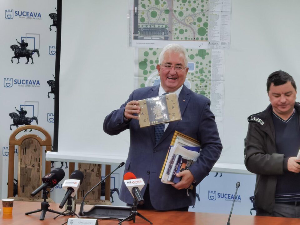 Ion Lungu a primit de la jurnaliști un puzzle din care să construiască o roată panoramică Ion Lungu a primit de la jurnaliști un puzzle din care să construiască o roată panoramică