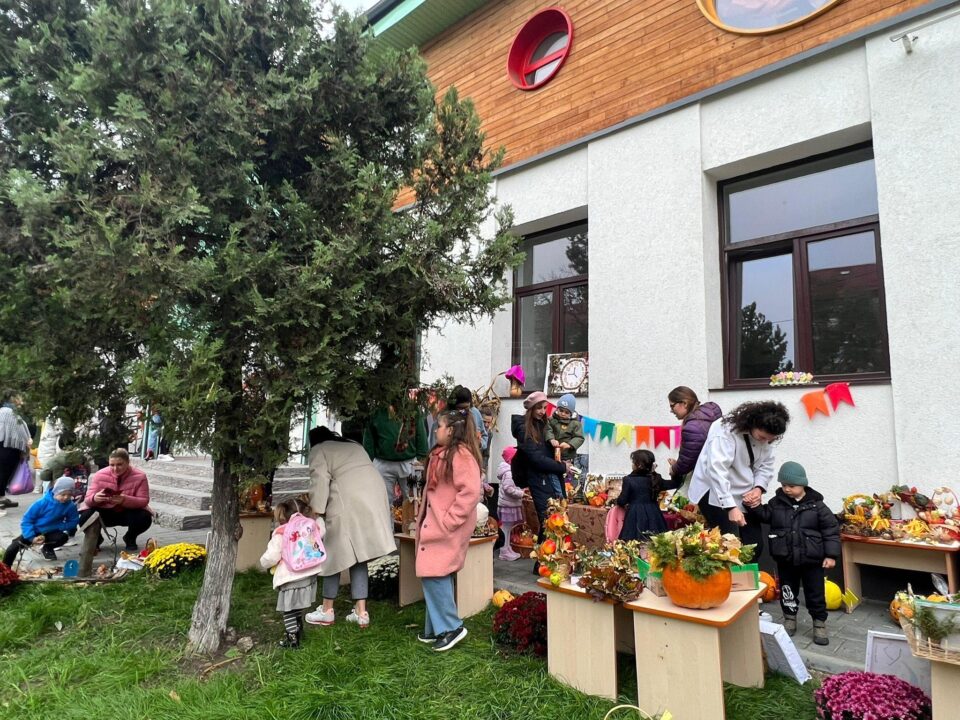 Târgul „Bucuriile toamnei”, la grădinița Colegiului ”Mihai Eminescu”