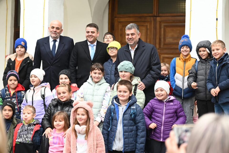 Marcel Ciolacu s-a oprit pentru a se fotografia cu un grup de copii aflați în vizită la Muzeul de Științele Naturii Marcel Ciolacu s-a oprit pentru a se fotografia cu un grup de copii aflați în vizită la Muzeul de Științele Naturii