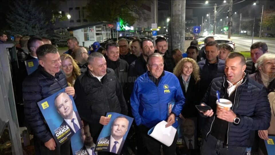 Liderul PNL Suceava, Gheorghe Flutur, a lipit primul afiș pentru candidatul liberal la alegerile prezidențiale, Nicolae Ciucă Liderul PNL Suceava, Gheorghe Flutur, a lipit primul afiș pentru candidatul liberal la alegerile prezidențiale, Nicolae Ciucă